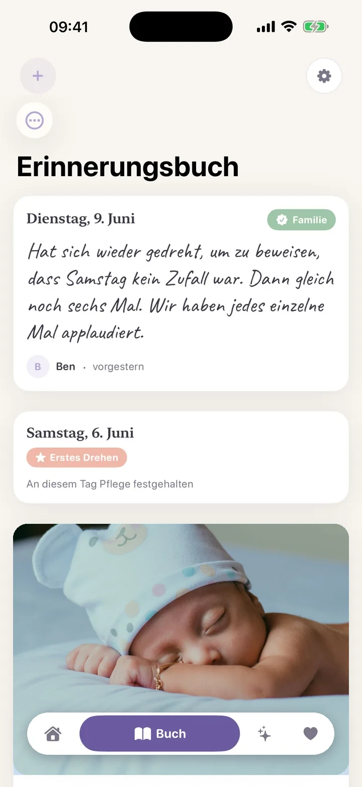 Erinnerungsbuch in der Lunita App: Tagebuch-Einträge in warmer Handschrift, mit der Familie geteilt, daneben der Meilenstein Erstes Drehen